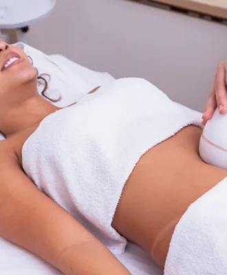 woman-doing-lipocavitation-clinic